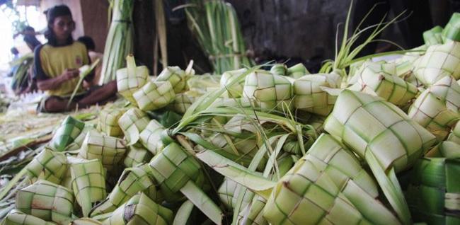 Menyambut Lebaran Ketupat di H+7 nanti. Sudah banyak penjual janur di pasar-pasar tradisional wilayah Blora #Kupatan