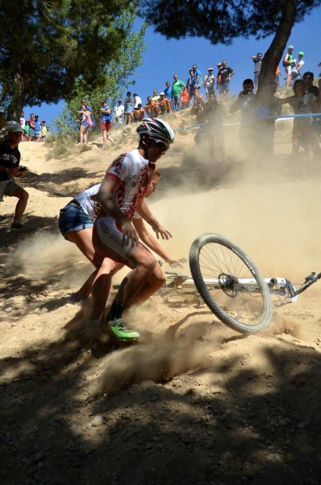 Momento de la caída de <a href="/lorcamtb1/">LJunior</a> agarrado por su pareja 👏🏼 vaya momento.