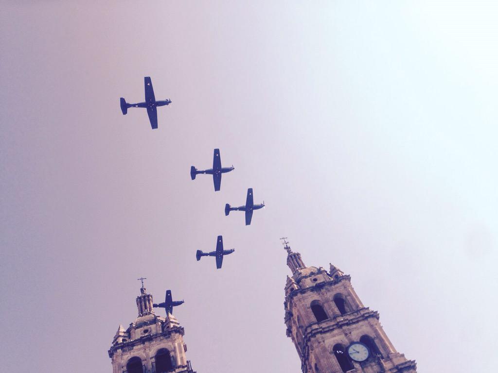 Tere_AdelC's tweet photo. @FENADUoficial @gobdgo
Un despliegue de la Fuerza Aérea que dio vida al Desfile de inauguración de la #Durango2015 http://t.co/qT67AIdYs2
