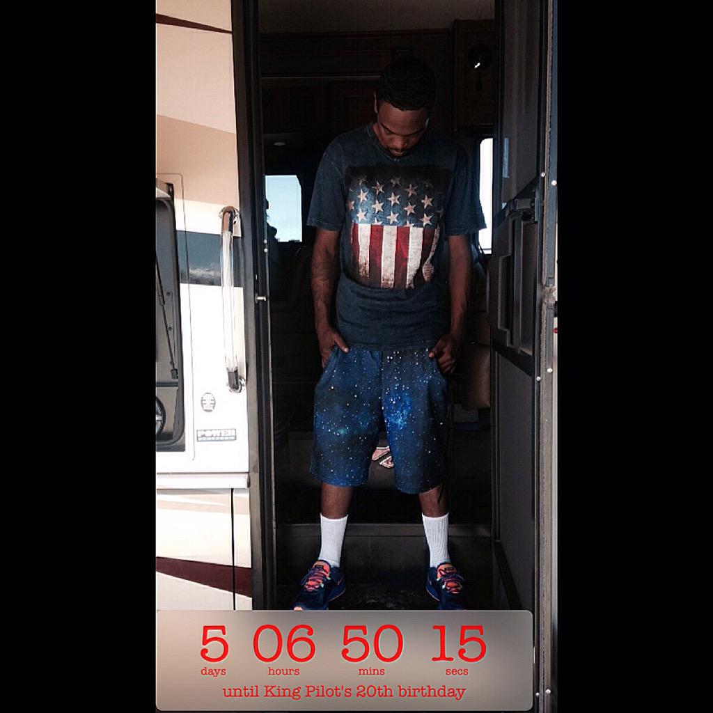 Pilot_afg's tweet photo. Saturday we gloing heavy 💯 http://t.co/klwqA9Iw1e