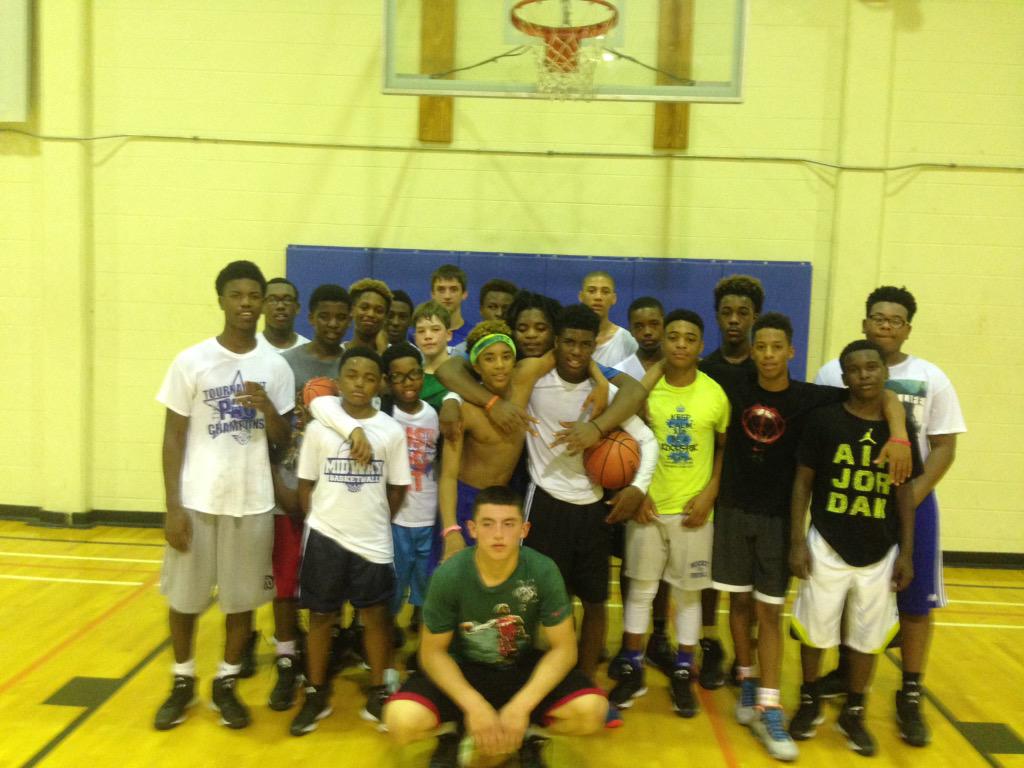 TScott0623's tweet photo. Last practice of the year , I think our boys ready coach T 💯 #FOE #TxSelect #VEGASREADY #2019#2020 #adidasbasketball http://t.co/YJnZWTy03t