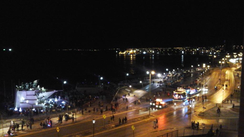 Oscar_Espana_B's tweet photo. @INFORMADORCHILE a la espera de los fuegos artificiales en costanera de Punta Arenas #invernadas2015 http://t.co/P0JjOCzuzV