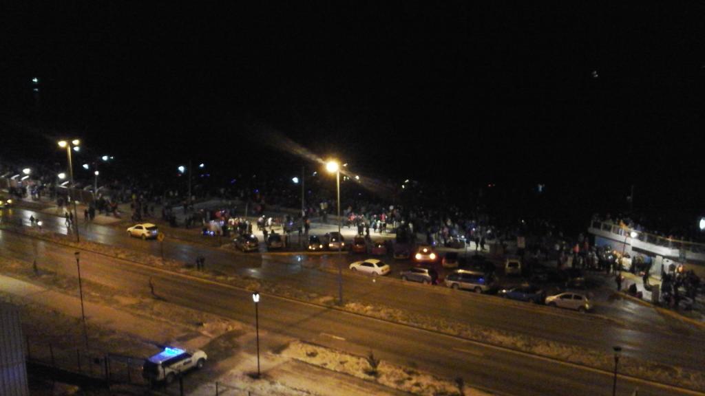 Oscar_Espana_B's tweet photo. Ambiente costanera a la espera de los fuegos artificiales #invernadas2015 #puq http://t.co/DSEBhA3p9T
