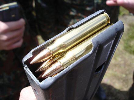 STANAGマガジン
NATOが1980年に提案した5.56x45mm弾用マガジン。NATO加盟国間で小銃の弾薬と弾倉を共通化することで、共同作戦を容易にする目的で提案された。原型はM16用弾倉で、NATO加盟国以外の国でも広く採用