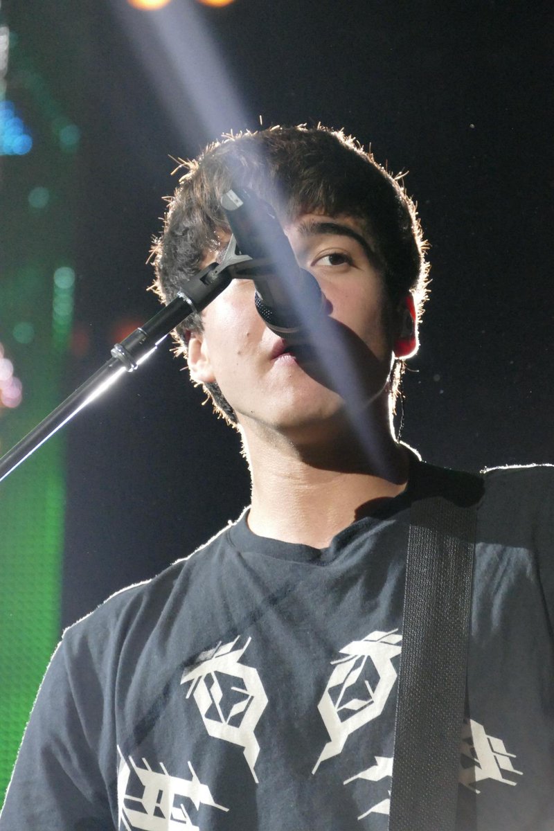 5SOSUpdate247's tweet image. Calum onstage last night in San Diego! 18.07.15 (9) #ROWYSOChulaVista