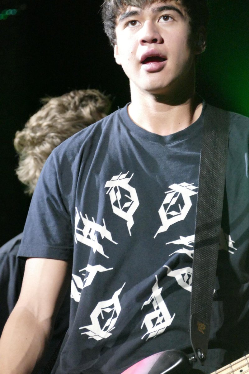 5SOSUpdate247's tweet image. Calum onstage last night in San Diego! 18.07.15 (9) #ROWYSOChulaVista