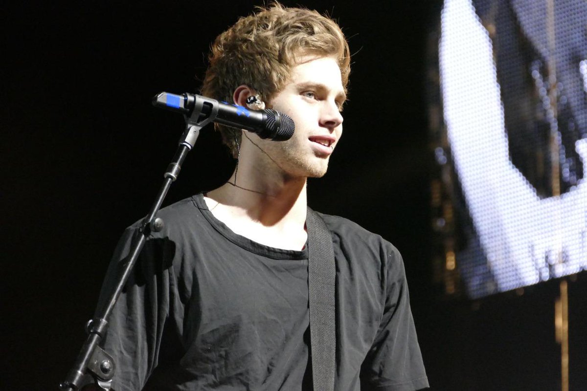5SOSUpdate247's tweet image. Luke onstage last night in San Diego! 18.07.15 (10) #ROWYSOChulaVista
