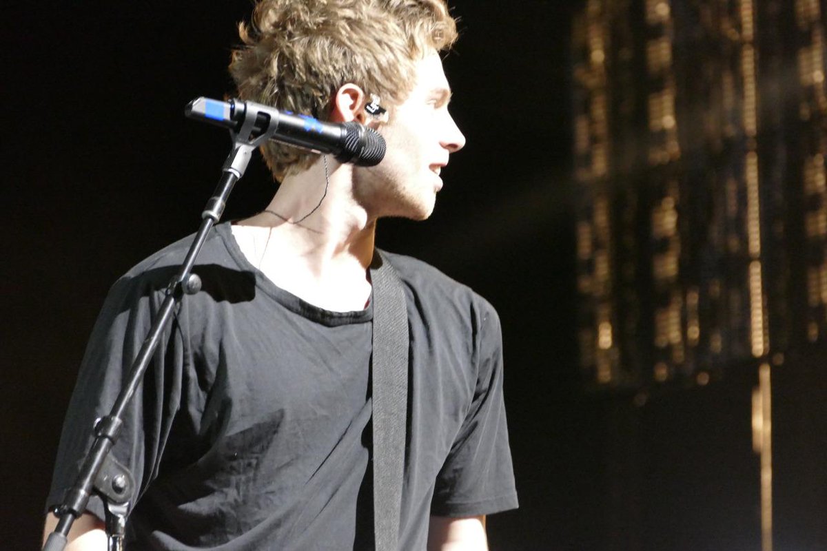 5SOSUpdate247's tweet image. Luke onstage last night in San Diego! 18.07.15 (10) #ROWYSOChulaVista