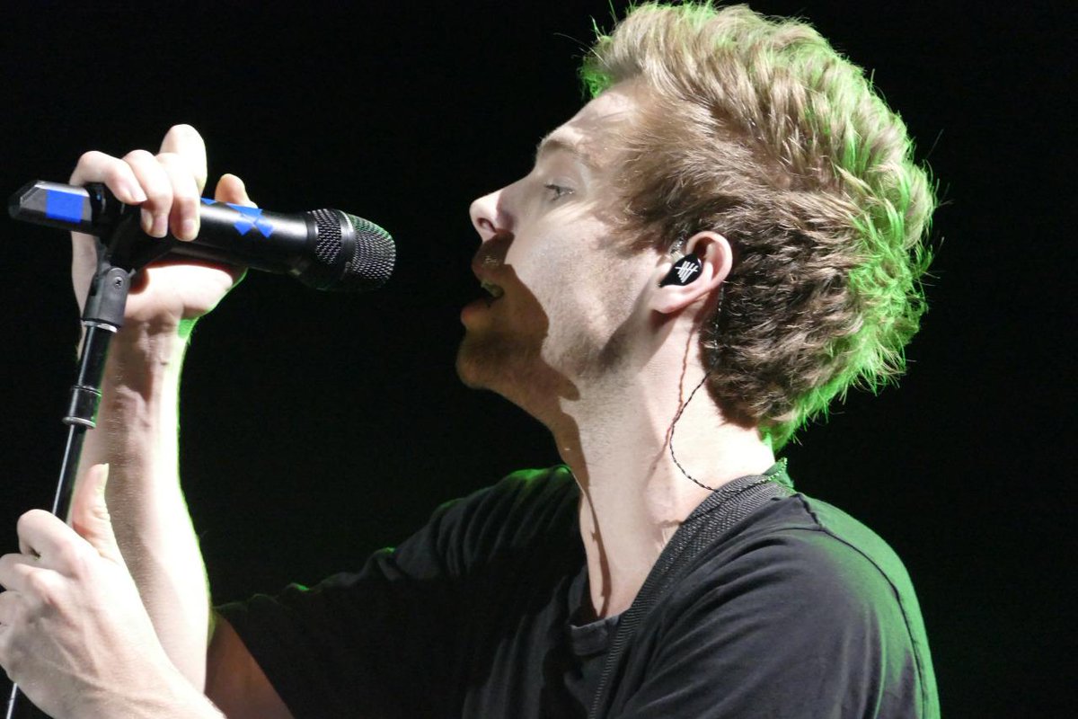 5SOSUpdate247's tweet image. Luke onstage last night in San Diego! 18.07.15 (10) #ROWYSOChulaVista