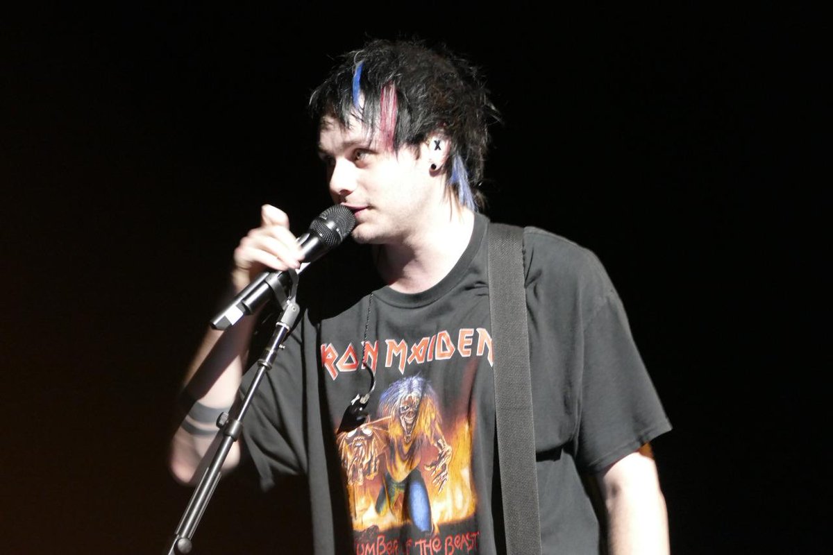 5SOSUpdate247's tweet image. Michael onstage last night in San Diego! 18.07.15 (11) #ROWYSOChulaVista