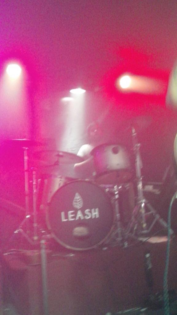 NeedLeash's tweet photo. #LeashEmSP Fotos do show de hoje! Créditos: @sra_moraess. http://t.co/SuLfIxZIFD