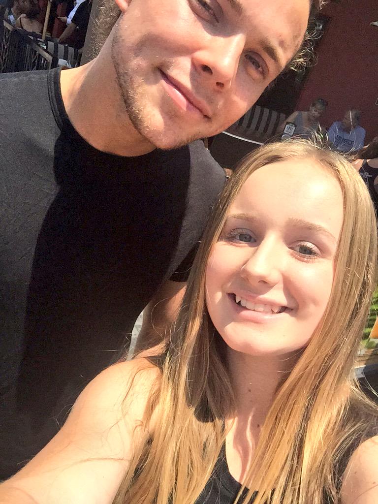 5SOSUpdate247's tweet image. Ashton with @ashtonhemmingsx today in Irvine, CA! 19.07.15