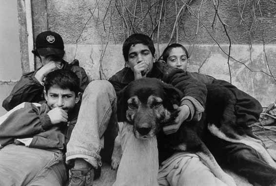 Akşam eve geç gelince dayak yiyeceğini bile bile Karanlıklayana kadar oyun  oynayan çocuklardık biz..