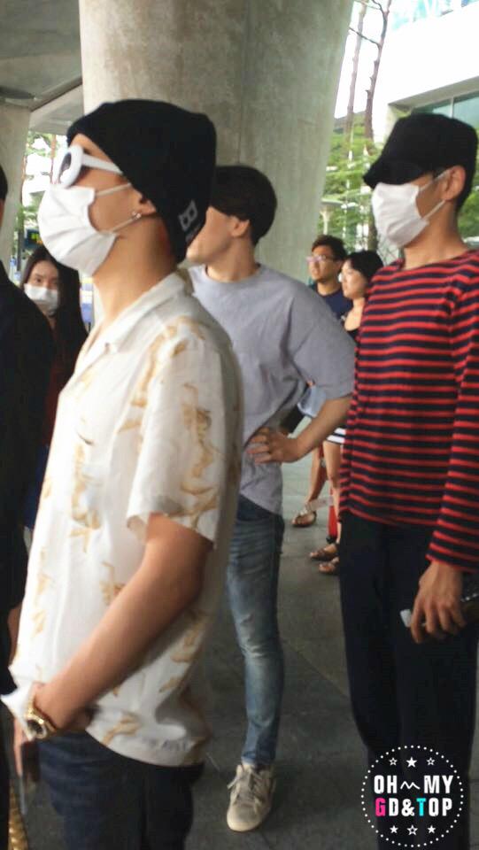 only_ohmytg's tweet photo. 150720 Inchon Airport 
Please take a rest😇
#최승현 #권지용 #OHMYTG http://t.co/6YqXTgiP3I