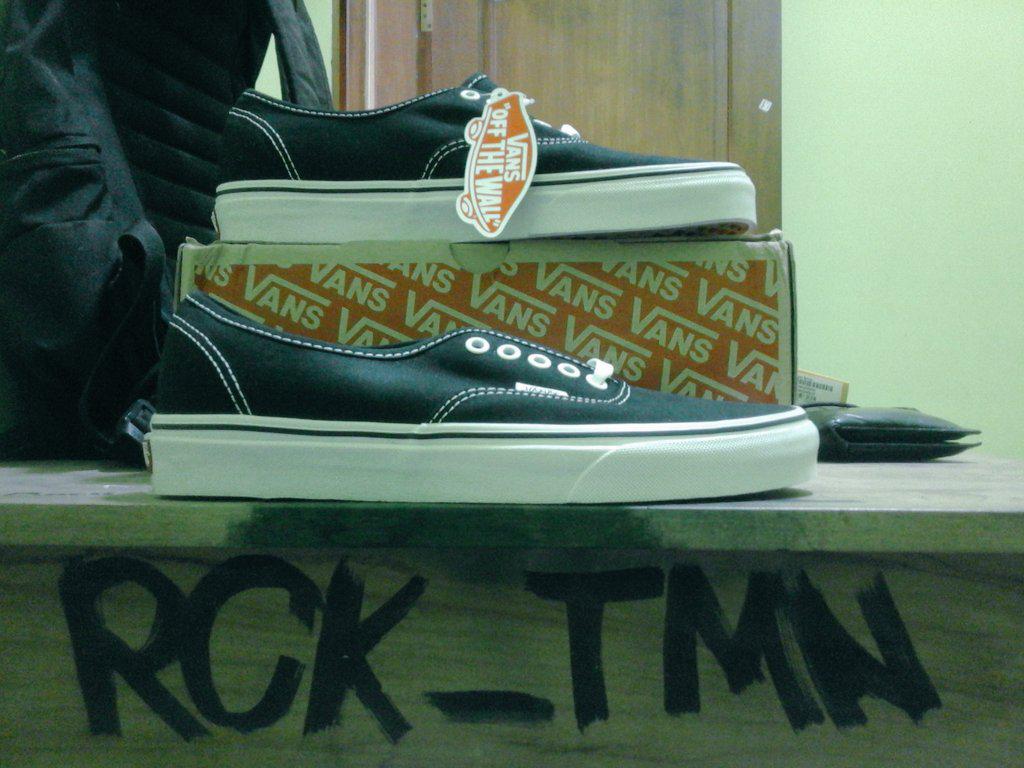 Size 9 BNIB 550rb/nett free ongkir more info: 085702003474 <a href="/ItsMyKicks/">ITSMYKICKS</a> <a href="/PJP_Shoes/">pjp-shoes.com</a> <a href="/GogonShop/">Gogon Shop</a> <a href="/VYSneakers/">Vans Nike Ventela Original</a> <a href="/FDAstore/">IG : fdastoree</a>