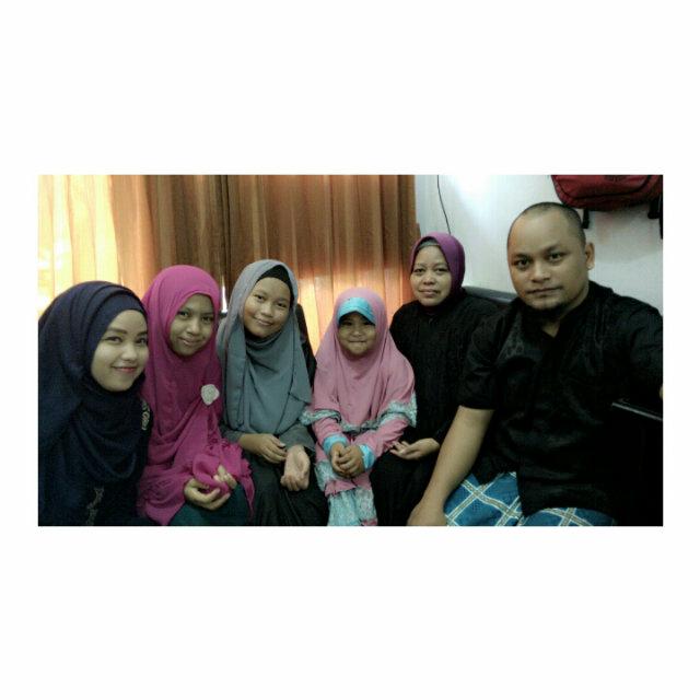 IndahINA_'s tweet photo. #family #happy #idulfitri ♥♥ http://t.co/mhqSA0gXFe