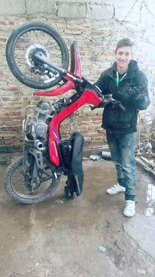 esteban_marcoss's tweet photo. FELIZ dia a mi fiel compañera.... #Stunt #Descachada #Crypton http://t.co/KiS0p4aapc