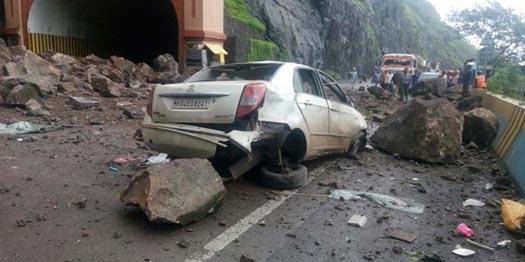 ndtv's tweet image. Landslide-hit Pune-Mumbai expressway reopened for traffic goo.gl/nTWxh9