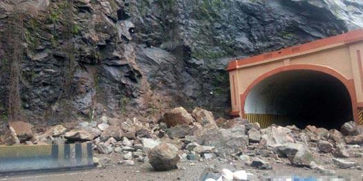 ndtv's tweet image. Landslide-hit Pune-Mumbai expressway reopened for traffic goo.gl/nTWxh9