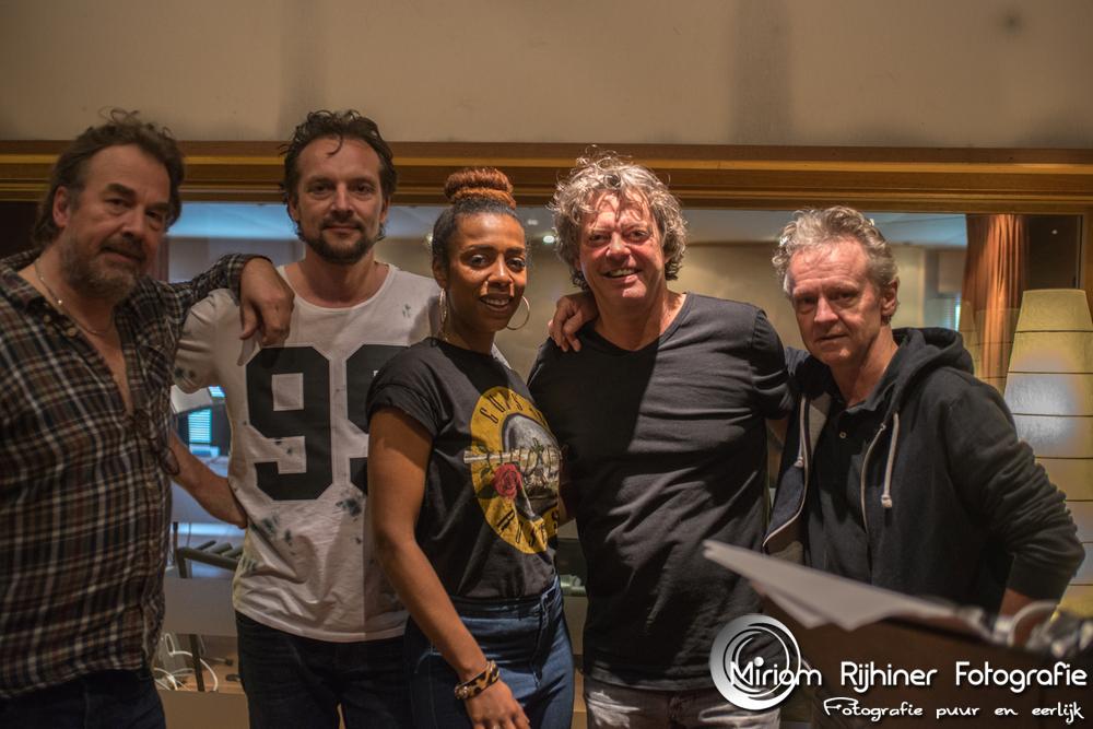 GraziellaHunsel's tweet image. 24-7my first single "Just me" will be released. Proud to have worked with these talented musicians @StudioSoundwise