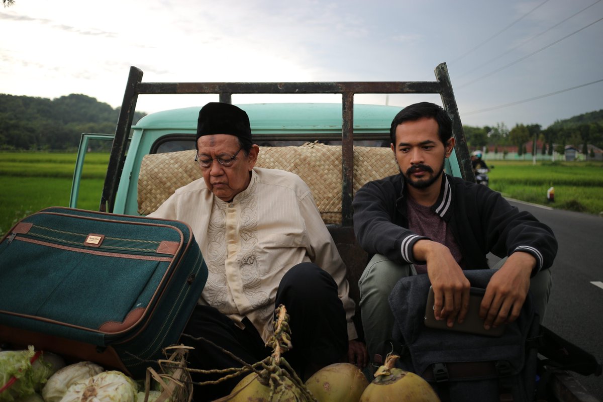 "Yang satu mau cari hilal, yang satu mau ke Nicaragua - Ismael Basbeth" MENCARI HILAL sedang tayang di bioskop.