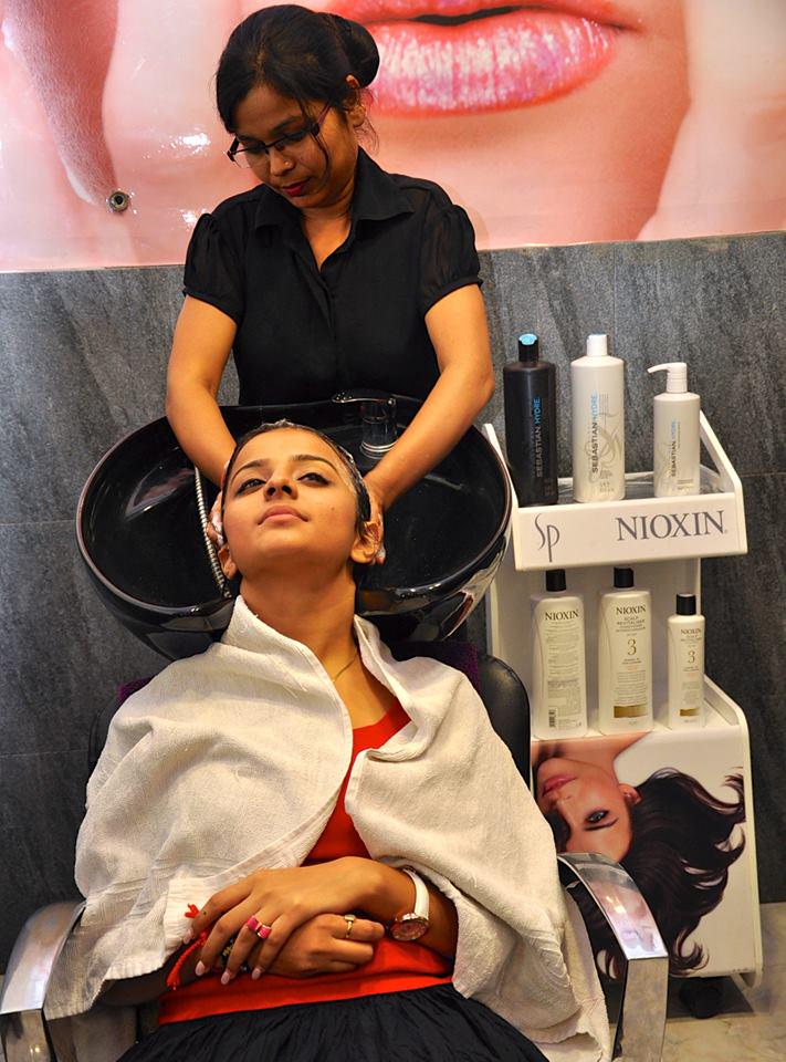 MahimaMakwanaFC's tweet photo. Few more pics of @Mahima12Makwana at Style N Scissors !! http://t.co/a4NzmjdpfU
