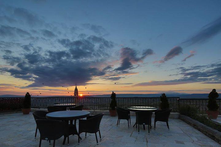 haremcappadocia's tweet photo. Imaginez-vous ici. c'est très bien. http://t.co/9hKsfQEHZh    #Cappadocia #Kapadokya #Honeymoon #Balayı #カッパドキア  #トルコ http://t.co/gySK6mPsUP