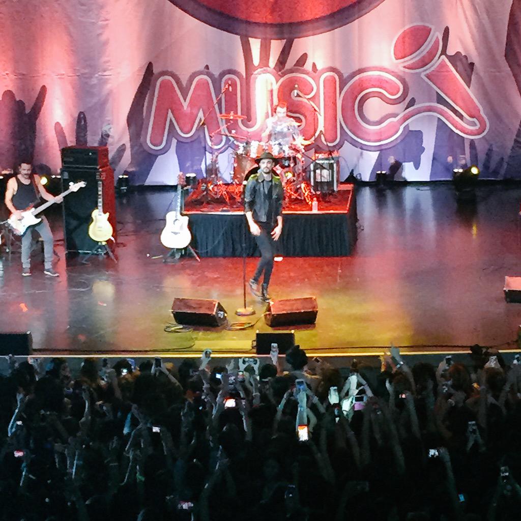 AbelPintos's tweet photo. Esto fue el show sorpresa en #Orlando para 1.800 chicas que cumple 15 años con @Funtime15 , estuvo tremendo! http://t.co/KYDrgPQb9l