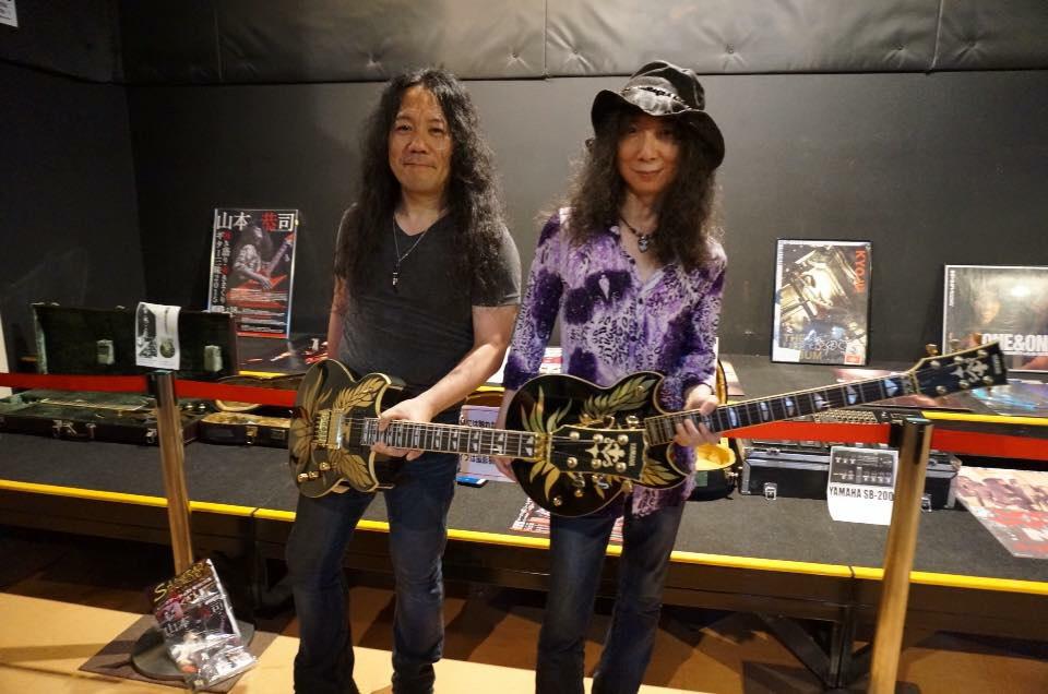 昨夜の岡山ライブ、会場内にはプチ山本恭司ミュージアムが♪ その前で