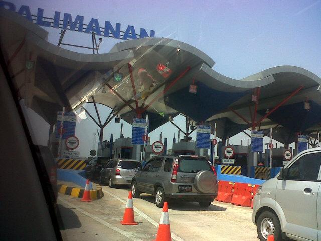 Pintu tol palimanan terjadi sdkit penumpukan kendaraan #tolcipali cc <a href="/adiyanto_budi/">BUDI TEAM 09</a>