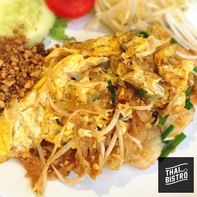 Look who's in #Phuket #Padthai #noodle #egg #food #thaifood #thaibistro #jungceylon #patong #phuket #crepetown by t…