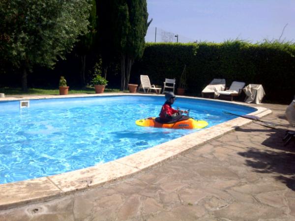 Svegliarsi la mattina e trovare un uomo in kajak nella tua piscina...