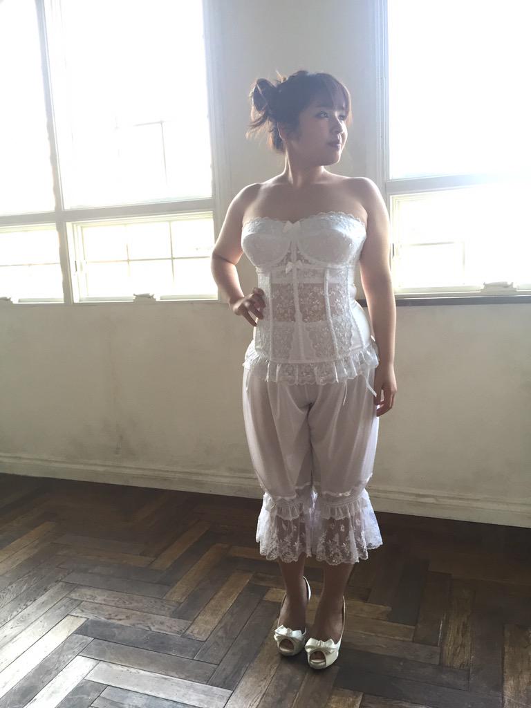 吉野なお Nao ドレスの下に着る補正下着は あるのとないので全然違ってビックリした 着けてるとドレスにゆとりがあるのに 無いとドレスがきついの お肉を流し込んでおさめるってすごいわ Http T Co Kemwk38rvy Twitter