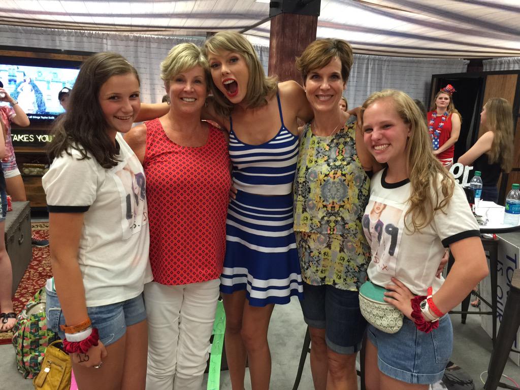 LitwinKara's tweet photo. #loft89 @taylorswift13 WE LOVED MEETING YOU 😍😍😍😭😭😭 http://t.co/DC6F5c5wkz