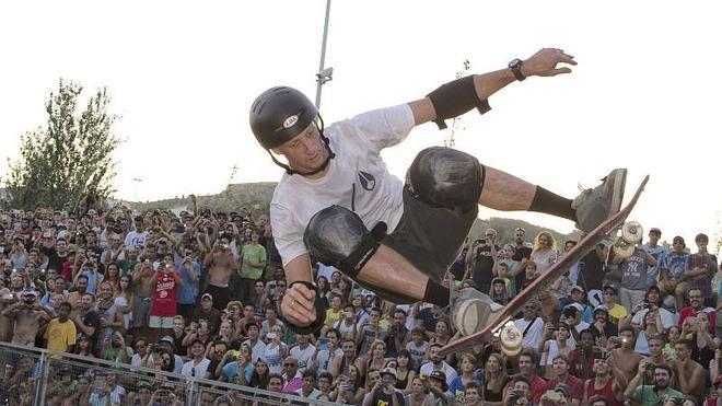 DiarioSUR's tweet photo. #Fotos #Vídeo | #Málaga vibra con la leyenda del ‘skate’ @tonyhawk http://t.co/AwjlYIBEY2 http://t.co/6k7vd00P77