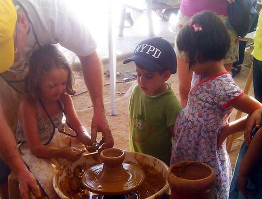 RBaixEmporda's tweet image. Tots els dilluns a partir de les 17h al Passeig del Mar de @visitpalamos Demostració i taller de torn de ceràmica