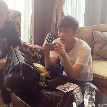 yixinqins's tweet photo. 150720 See You On Monday weibo update with LAY http://t.co/lAhRcTZOQZ