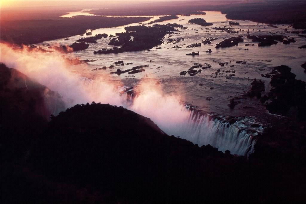 TheZambeziSun's tweet photo. The magnificent #VictoriaFalls are 1 of the world's #SevenWonders. Can you name the other 6 (without Googling)? http://t.co/BG7RFDt4yO