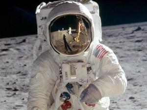zeniuseducation's tweet photo. #zeniusBLOG Neil Armstrong Mendarat di Bulan, Ah Bohong! https://t.co/i6pTV6vlCE http://t.co/BQ6ehGrIRg