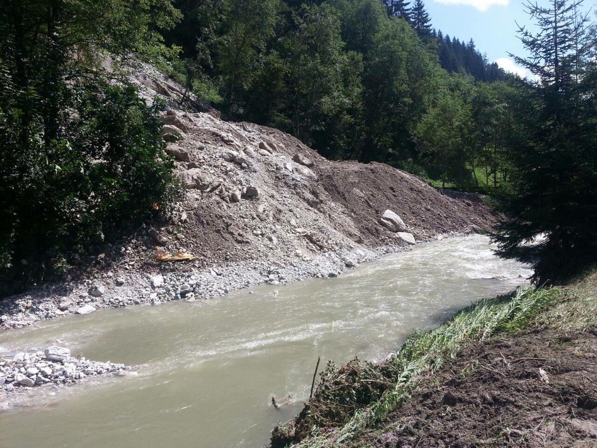 alto_adige's tweet photo. Frana a #Fleres, le foto dell'intervento dei vigili del fuoco http://t.co/Pnlri6uj9w http://t.co/G0YCgmU3gd