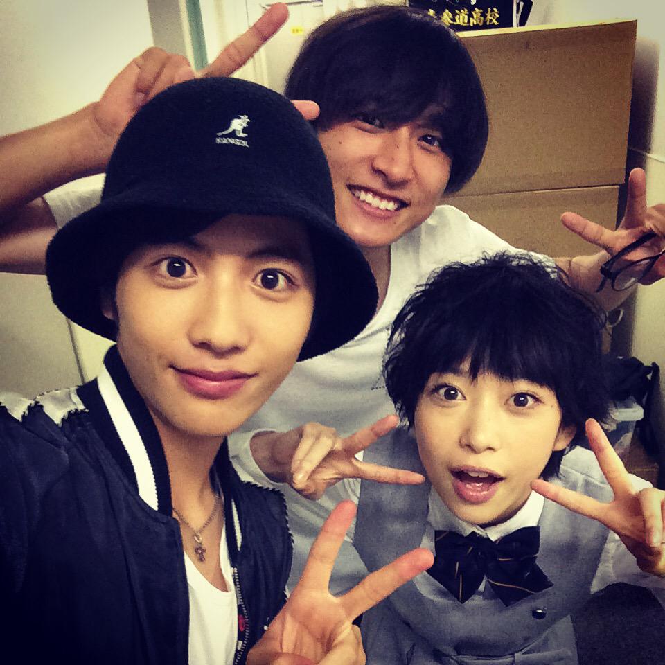 jun_shison0305's tweet photo. 皆さん
再放送見ていただけましたかーー？？

こちらは絶賛撮影中！！
スタジオでテニミュの時に共演した、小関裕太と遭遇！コンシェルジュ！
実は以前から仲良しトリオな小関裕太、森川葵とスリーショット＼(^o^)／✨
1995年組！！！ http://t.co/UGFiRlIbGL