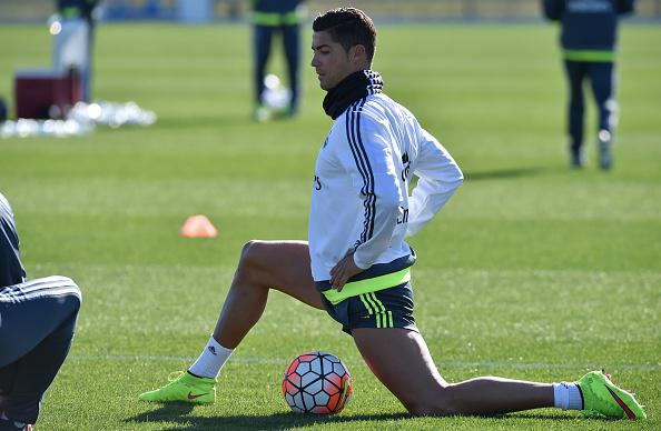 ChampionsLeague's tweet image. Who wears short shorts?
Here's @Cristiano  in training with @realmadrid  in Melbourne...