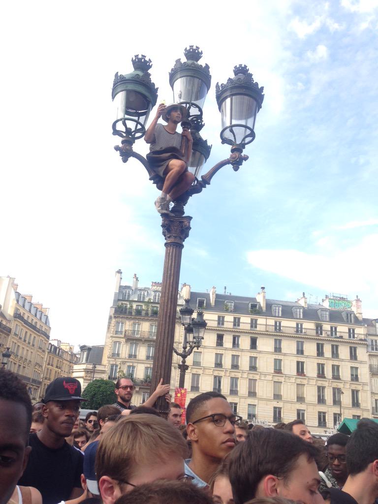 Fatii__Ma's tweet photo. Pendant ton concert à Hôtel de Ville il y avait ce mec... 😂😅 @nekfeu http://t.co/DiWAG2DMZE