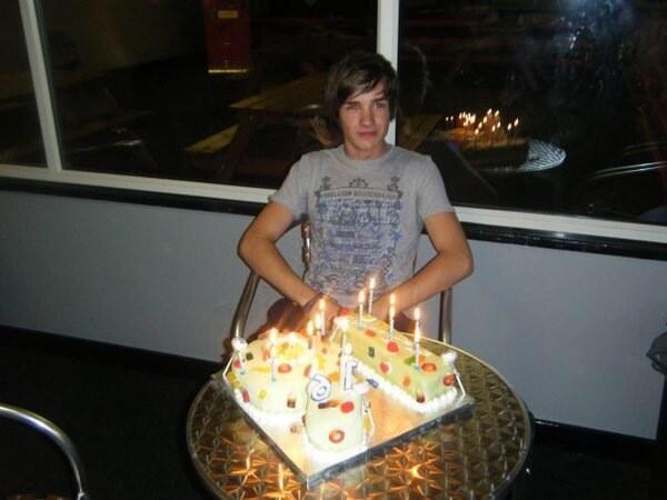 hazzahoIic's tweet photo. REMEMBER WHEN NO ONE ATTENDED HIS 16TH BDAY AND NOW MILLIONS OF PEOPLE ARE GOING TO HIS CONCERTS
#LiamAppreciationDay http://t.co/xouKLQZoZ8