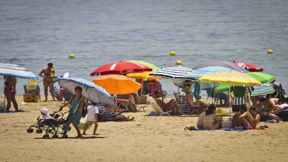rtve's tweet photo. Una nueva ola de calor pone en alerta a 18 provincias desde este lunes http://t.co/dGtjfHb2Fk http://t.co/Ya4DfKmM7n