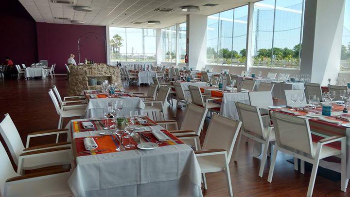 Os enseñamos nuestro salón principal. Amplio, con mucha luz natural y con los manteles de Les toiles du soleil.