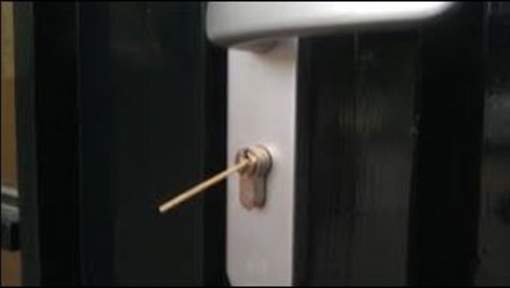 Woninginbraak's tweet photo. Pas op: cocktailprikkers in sloten gezien. Zo kijkt een inbreker of bewoners thuis zijn. http://t.co/ywmevCfkLf http://t.co/s4n7xLYhhp