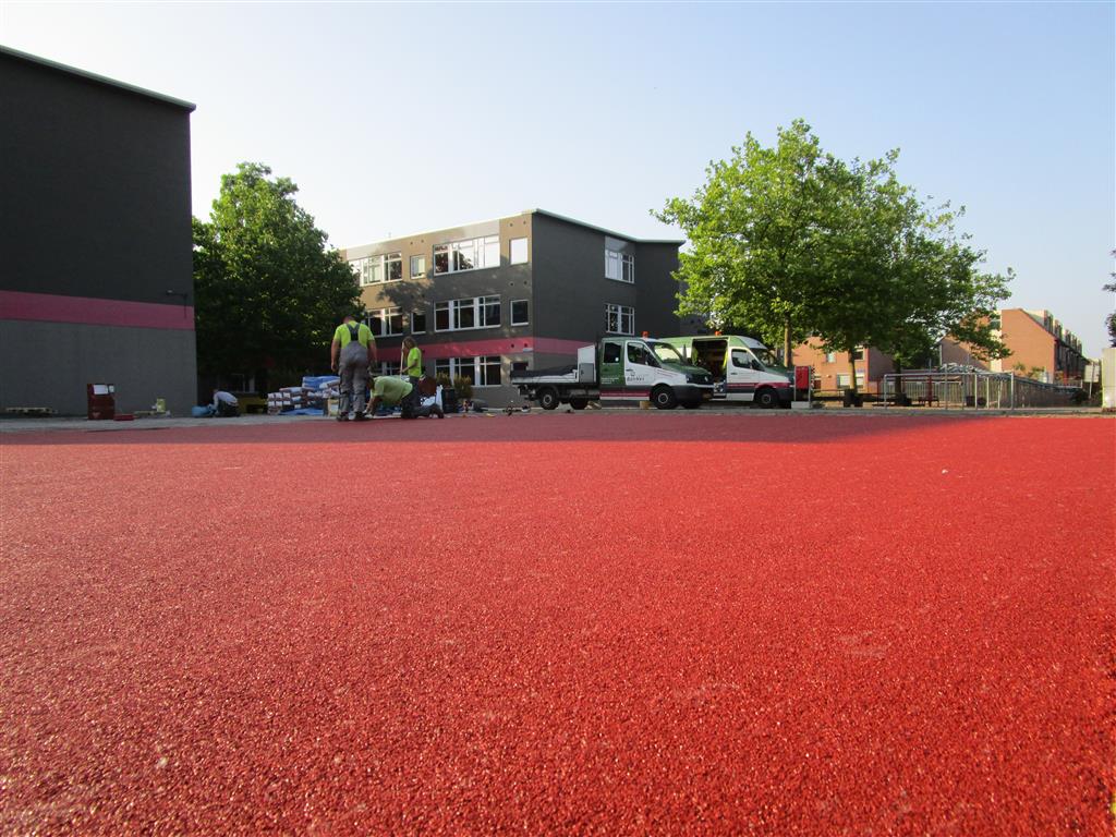 ondergrondexp's tweet photo. Leren in beweging kunnen leerlingen van het @echnatonalmere vanaf nu op het #ondergrondexp Flexis Rubber sportveld http://t.co/ZJLAobX34A