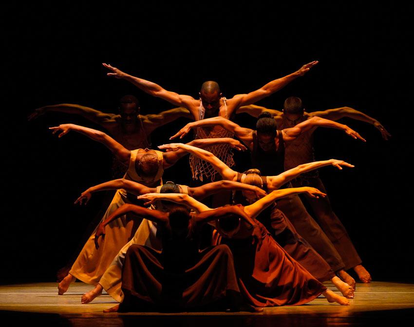 20/07,20h #ÉtésDeLaDanse ,#AlvinAileyAmericanDanceTheater, @theatrechatelet buff.ly/1TLISJp Dernières places !