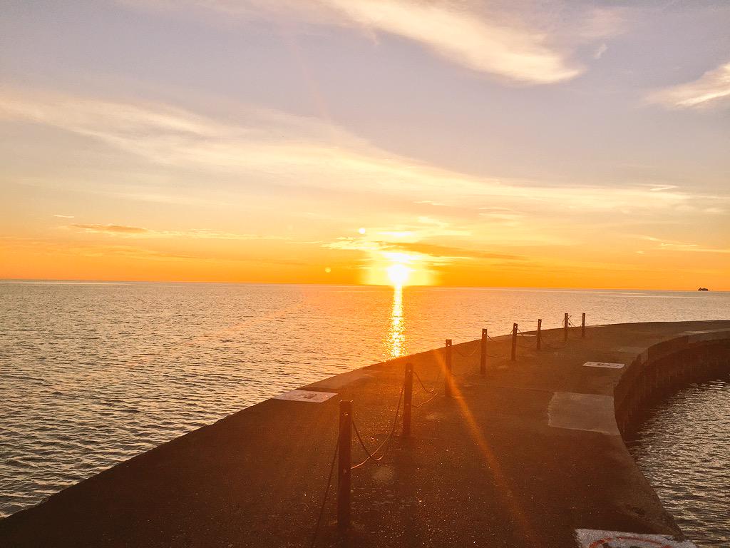 MsVandeborne's tweet photo. Nothing like starting the day with a sunrise run on a beach! #fitnessmotivation #LIO15 http://t.co/TVJotGHrRR